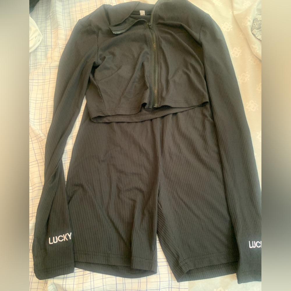 Lucky Label Two piece set with crop top and thumb wholes